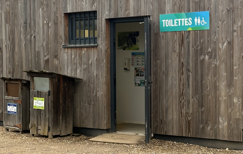 Activité sortie centre de loisirs et groupe - Parrot World Parc animalier immersif en Île-de-France - Toilettes gratuite