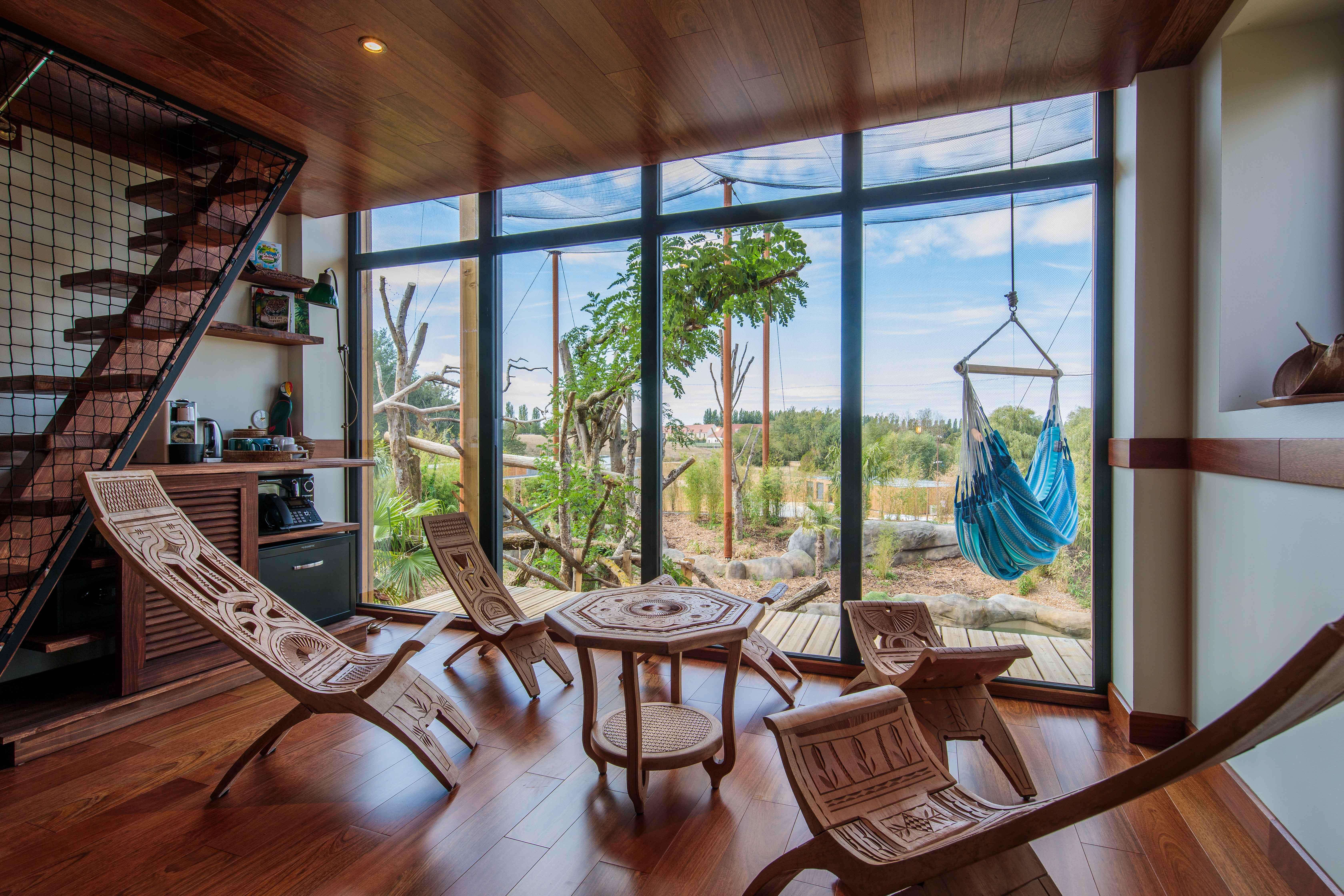 Lodge Jaguar salon parrot world