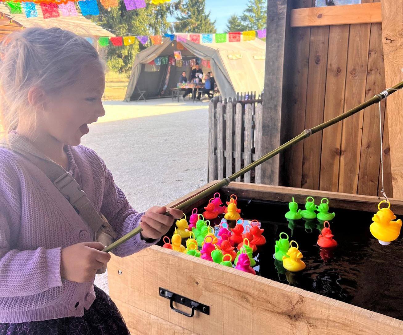 Nouvelle Zone Plaza FIesta à Parrot World - Ambiance kermesse avec jeux Pêche aux Canards - Parc animalier en Île-de-France