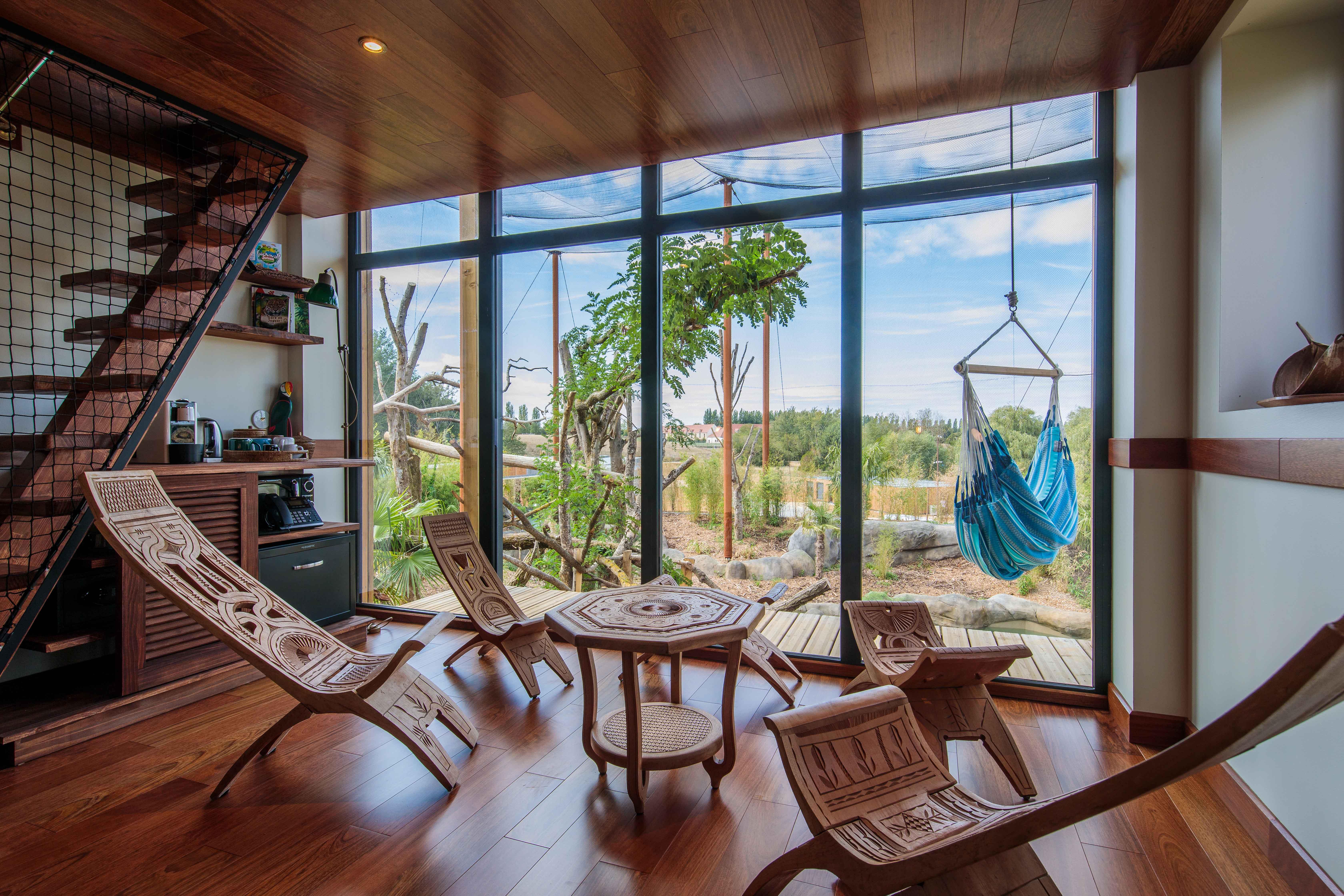 Lodge Jaguar salon parrot world