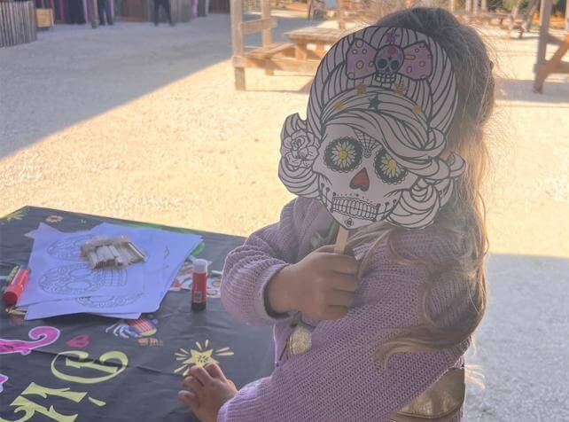 Nouvelle Zone Plaza FIesta à Parrot World - Ambiance kermesse avec atelier création de masque - Parc animalier en Île-de-France