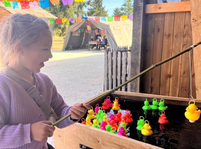Nouvelle Zone Plaza FIesta à Parrot World - Ambiance kermesse avec jeux Pêche aux Canards - Parc animalier en Île-de-France