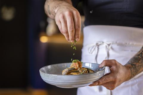 Cocina bistronómica casera con productos frescos de temporada en el restaurante Le Panoramic, cerca de Disneyland París