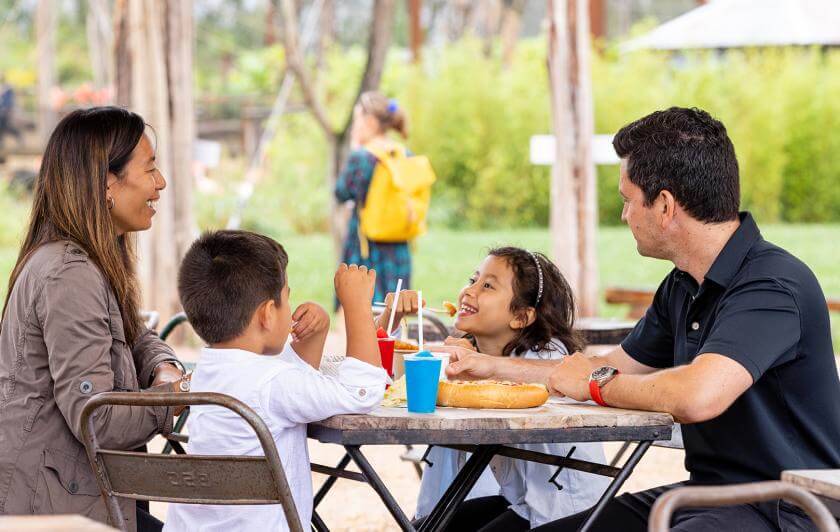 Camp de Base : restauration à Parrot World. Le parc animalier immersif proche de Paris - Décor Amérique du Sud